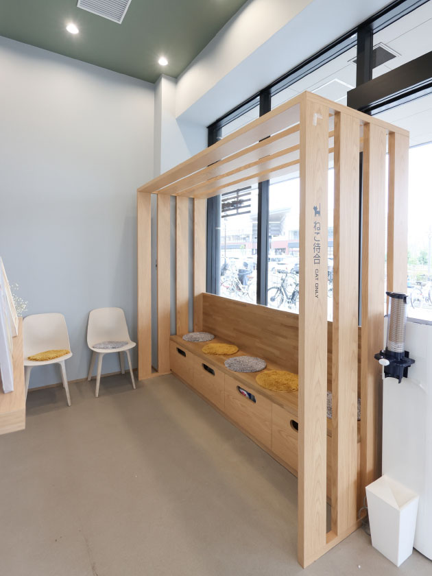 ねこ待合（窓側）